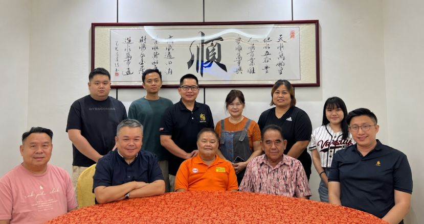 马来西亚客家文化协会（砂拉越分会）会长罗如意博士偕同2026砂拉越小学生24节令鼓比赛筹委会礼貌拜会该会顾问天猛公刘石星。图中前排右起为该会副会长甲必丹蔡明进、天猛公刘石星、会长罗如意博士、筹委会主席黄立达、财政朱联新。后排右起：理事罗萱、理事丘永惠、副会长张丽萍、理事叶春达、副秘书黄欣隆及青年团团长蔡明伟。
