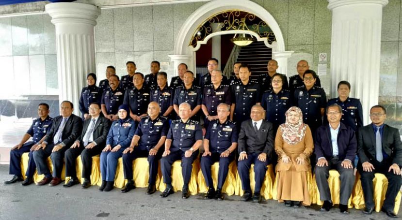 全国毒品罪案调查部总监拿督斯里莫哈末沙烈与砂州警官合影。