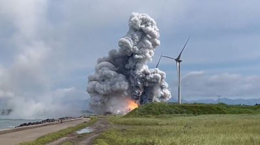 日本JAXA火箭燃烧异常实验场爆炸，黑烟直窜。