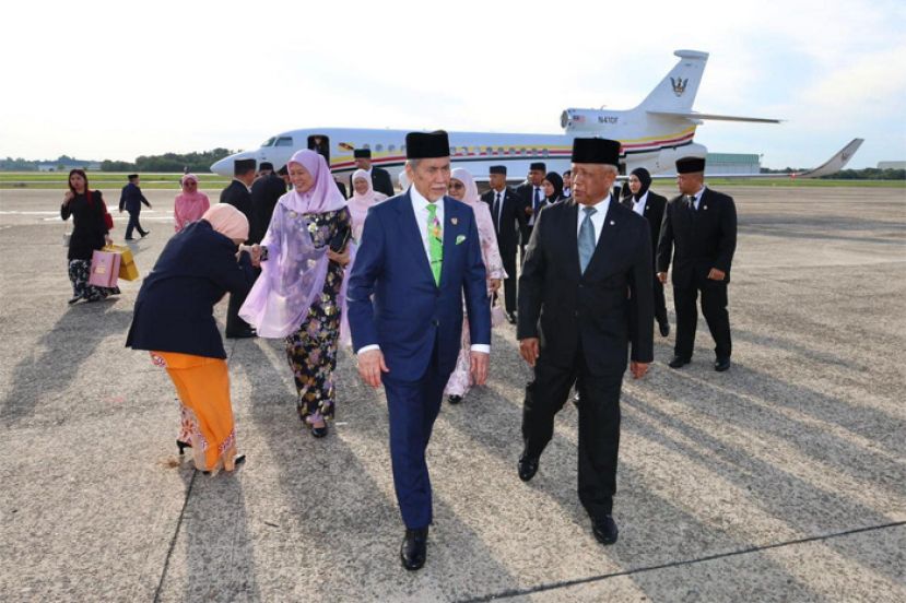 敦丕显斯里旺朱乃迪伉俪抵达汶莱