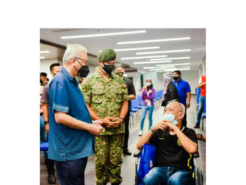 首相依斯迈沙比里日前巡视疫苗接种中心(档案图)。