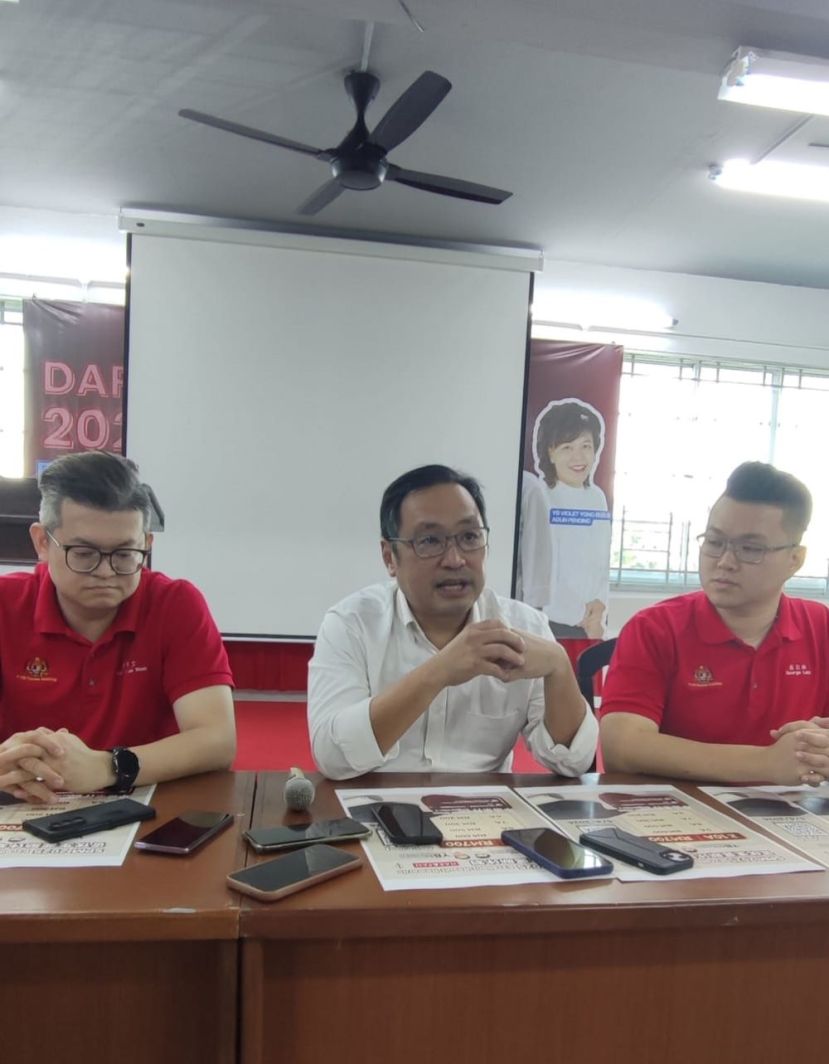 砂行动党主席兼国州议员张健仁（中）向媒体发表谈话时摄。