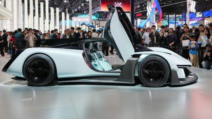 在26日的2026北京车展上，参观者在小米公司展台参观概念车小米Vision GT。