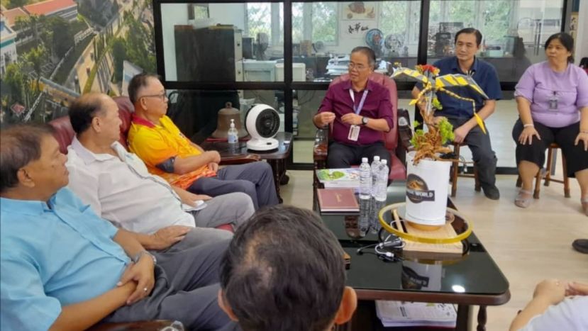 一中校长李志鹏（右3起）与到访的济兴善社社长陈瑞兴、砂同心善堂主席黄国远、传统医师会诊筹委主席陈中兴亲切交流。右起为一中义卖会负责主任萧俊琪、副主任李健狮。