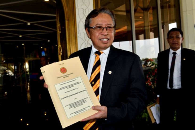 首长阿邦佐哈里向媒体展示砂2020年财政预算案。