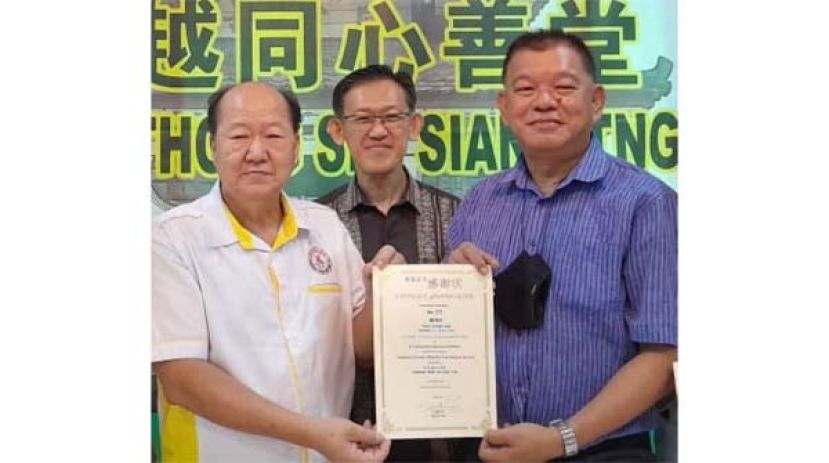  砂同心善堂主席黄国远（左起），在北市行政委员薛华东见证下，移交将在该善堂举办中医义诊感谢状予筹委主席陈中兴。