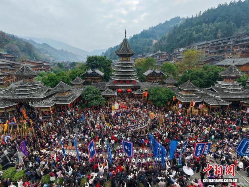 2025年12月20日，贵州省黔东南苗族侗族自治州黎平县肇兴侗寨，侗族同胞与游客欢庆侗年。