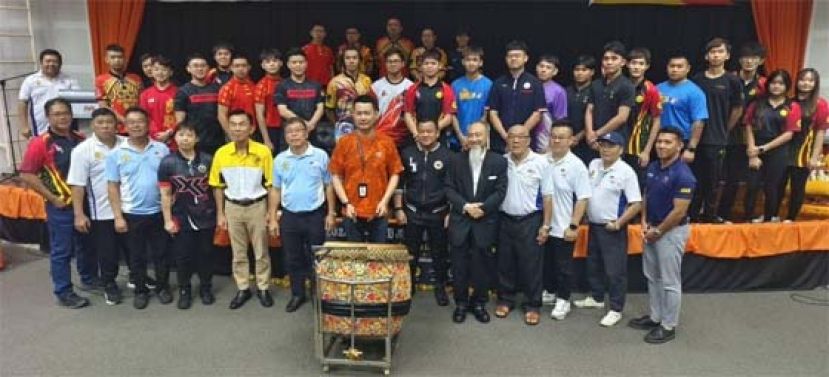 开幕仪式大合照。前排6起为会长李金春、主宾林思健、文青体育部总拉曼尼雅捞以及顾问林贤通。