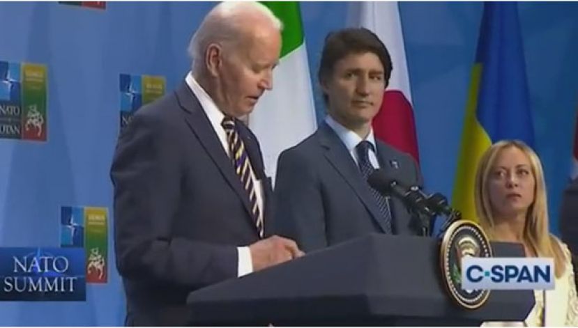 拜登在北约峰会再度口误，一旁的加拿大总理杜鲁多与意大利总理梅洛尼听到后，当下吓得瞪大眼睛转头盯著拜登。
