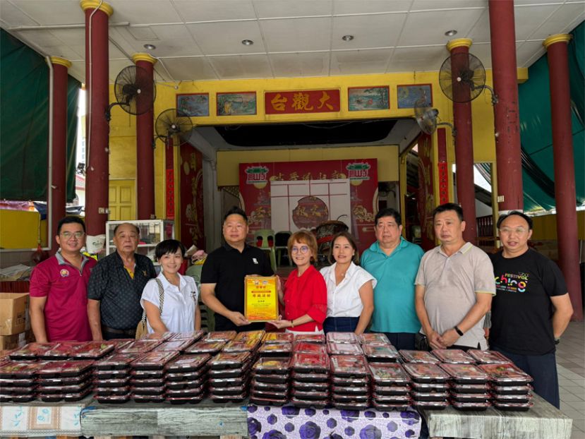 古晋福建公会凤山寺主任傅本龙（左四）颁发感谢状予赞助人温清妹的代表邢丽敏（中）。左起古晋福建公会凤山寺副主任田志民、副财政兼庙宇管理委员会副主席吴祖姜及赞助人温清妹的代表邢丽芯；右起古晋福建公会凤山寺委员田诗其、顾问吕世新、古晋福建公会财政洪清文及温清妹的代表邢益燕。