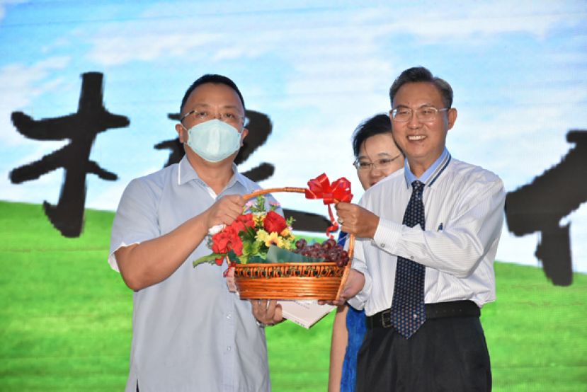 张光福与夫人刘丽玲（右一与右二）赠送礼篮予晋汉连省津贴华小董联会会长兼古晋中华小学校董会主席拿督蔡文铎（左）。