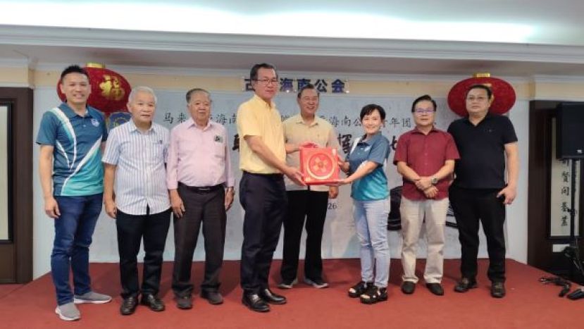 左起青年团团长周世宏、副主席陈挺辉以及名誉主席翁岳春：右起为副主席王运才、秘书长周天龙以及张光福（右四）的陪同下，筹委会主席邢丽芯赠送纪念品予主宾叶耀星是影