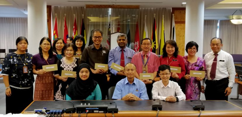 古晋南市2018年校际环保比赛颁奖礼后，市长拿督曾长青（前排座着中）与获奖的学校代表合影，前排右为Triple-C Recycle私人有限公司交际和人力资源管理主任罗家玲及古晋南市市政局代秘书朱莱达（前排左）。