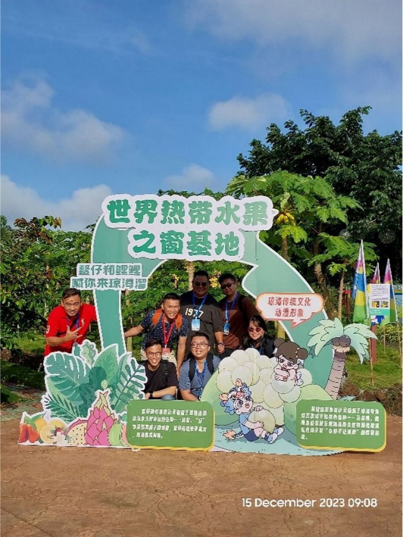 马来西亚琼海同乡联谊会青年摄于世界热带水果之窗.