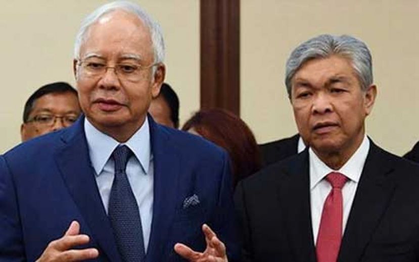 ●阿末扎希(右)向纳吉(左)加油打气。