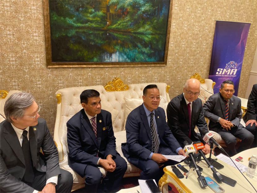 里旺拉岗：探讨立法管制社交媒体