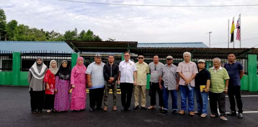 巴都吉当区州议员罗克强（左七）与甘榜哈芝巴基区居民合影。