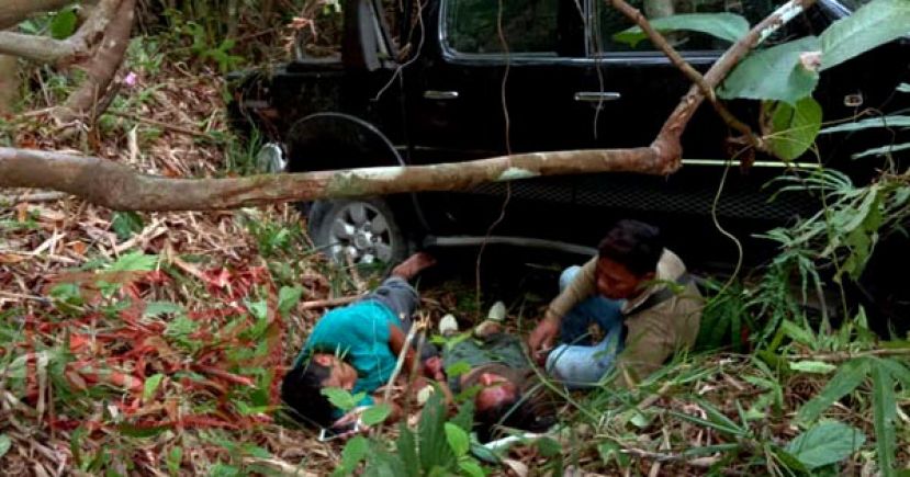 伤者等候送院治疗。