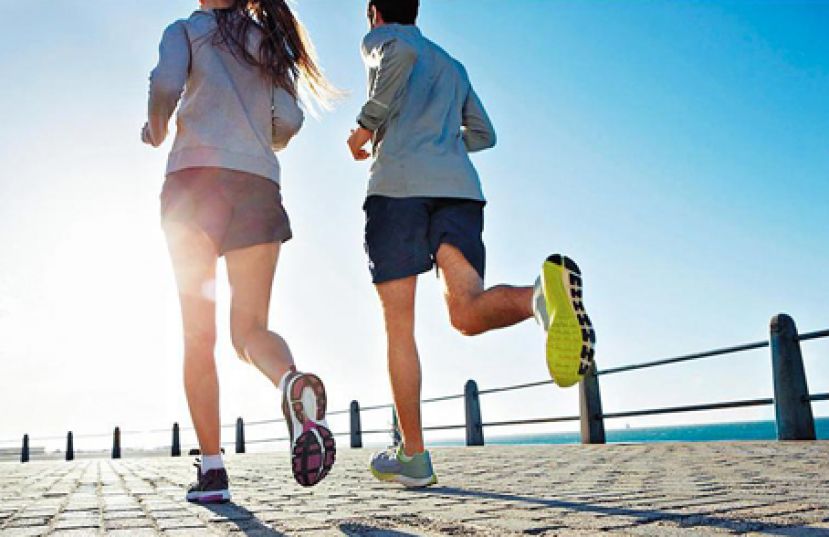 选对场地运动鞋做足热身 跑完全身不痛