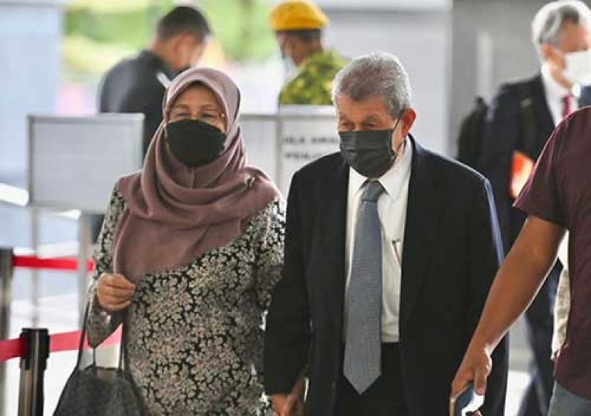 ●丹斯里阿末南里在夫人陪同下抵达法庭。