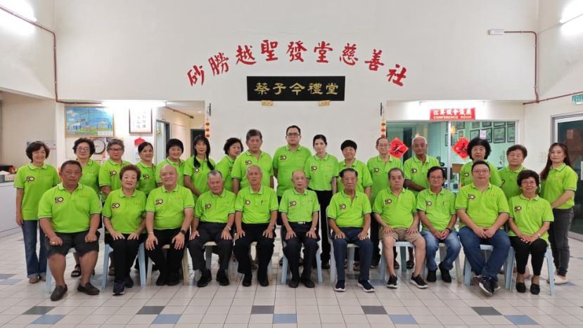 砂圣发堂慈善社庆祝成立50周年庆典筹委人员大合照。坐者左一起为筹委副主席兼青年团顾问甲必丹陈德明、秘书兼妇女组主席郑妹妹、署理社长兼筹委会主席林智杰、大会副主席林继正、大会顾问沈双文、社长兼大会主席林顺昌、大会顾問李文起、乐龄中心主席黄记联、财政林应源、青年团团長陈俊延、竞赛组主任黄广美，以及后排的全体筹委。