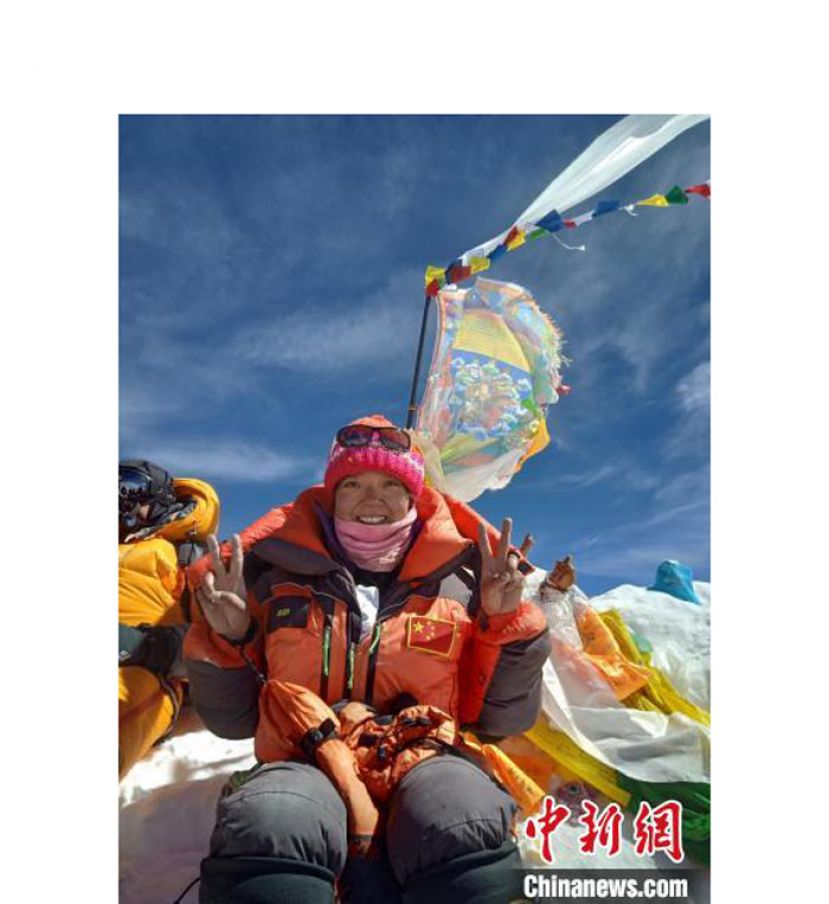 2022年5月，何静无氧攀登珠峰。