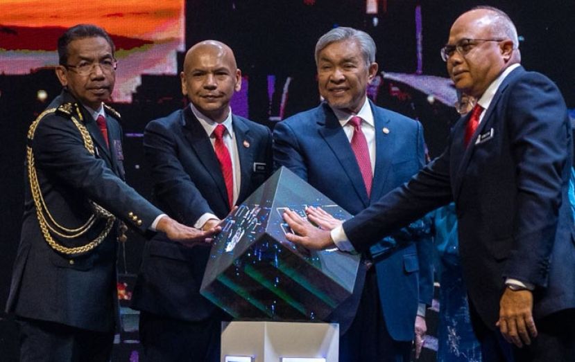 副首相阿末扎希(右二)主持国家消费人政策2.0及内贸部执法日庆典推介礼，左二为内贸部长阿米占。