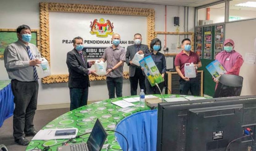 Excellent Enterprise集团公司首席执行员池梦怀（左3）在武吉阿瑟区州议员郑爱鸰（右3）见证下，移交消毒液予诗巫教育局代表，右2为吴崇鹏父子机构有限公司销售经理吴恒兴。