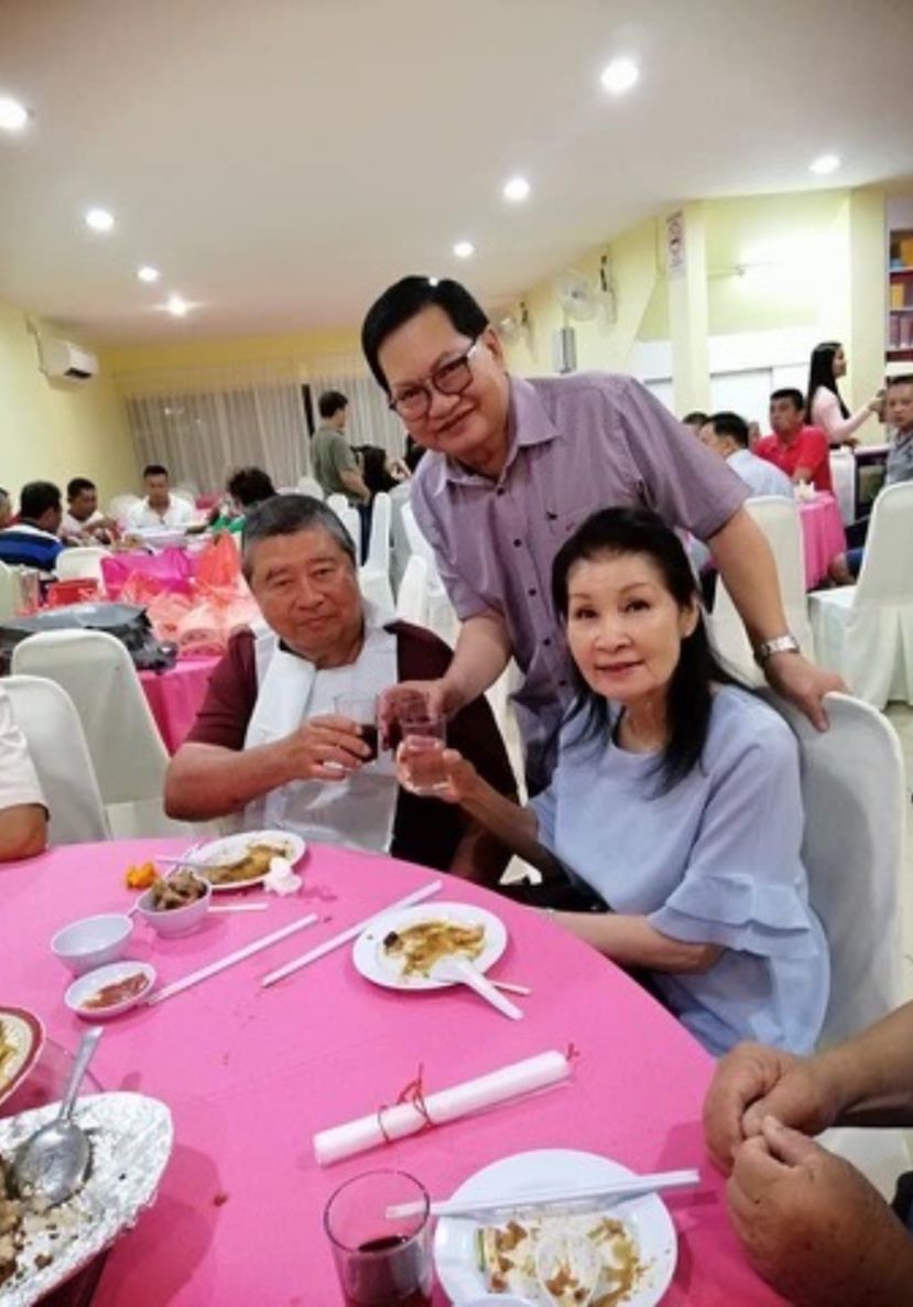 吴标生与敦林良实伉俪举杯相敬，笑容依旧温暖亲切。