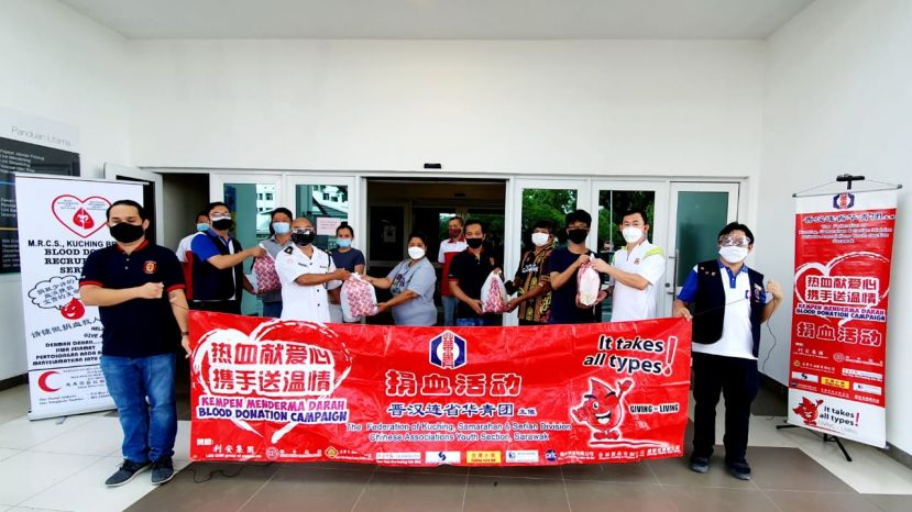 青年团团长李星葆，晋汉连省华青团福利组主任吴诗颂，名誉团长李闯何以及其他代表一同移交礼品给成功捐血的人士。