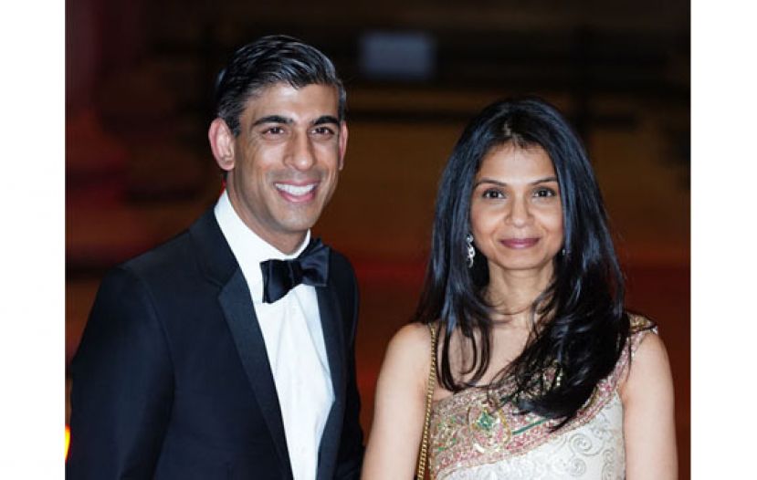 英国首相苏纳克（左）和妻子阿克莎塔．默蒂（右）。