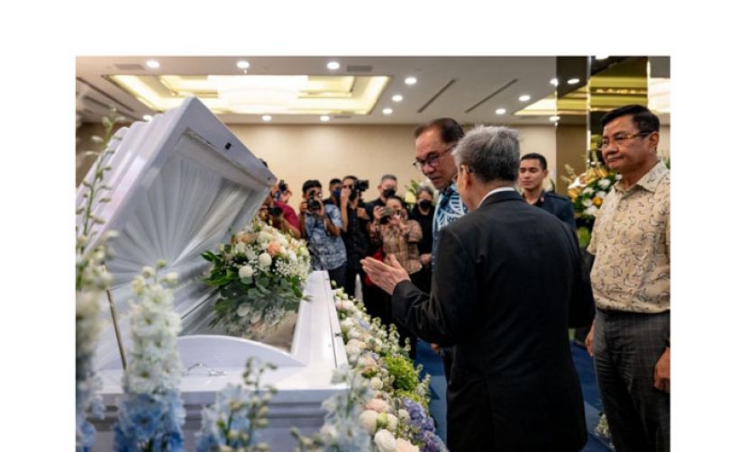 首相拿督斯里安华瞻仰丹斯里郑鸿标遗容。