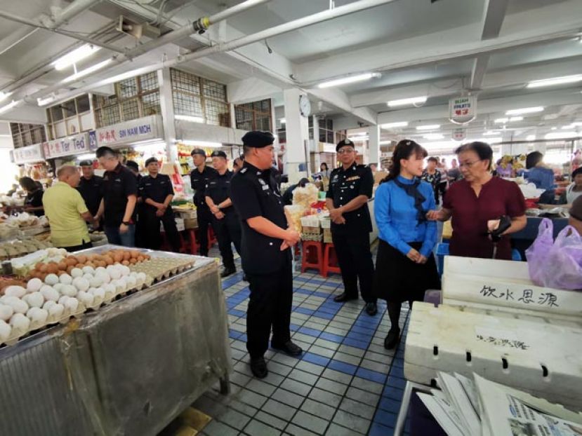 古晋国会议员俞利文、朋岭区州议员杨薇讳和实加玛警局局长威尔与肯雅兰菜市场小贩交流。