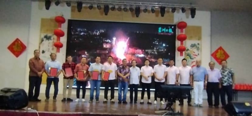 左起为古晋福建公会监察主任郑文新、下届第四头家G-Realty有限公司、第三头家联华成有限公司、第二头家How Pheng Freight &amp; Logistics有限公司、第一头家古晋冷冻食品企业有限公司及炉主Aeroville Mall有限公司、古晋福建公会署理会长暨寺庙管理委员会主任黄张金发、副会长郑佑上、本届炉主IBG Greenworld有限公司范兼荣、第二头家宏明有限公司关竑天、第三头家古晋冷冻食品工业有限公司郑汉雄、第四头家H.P.L. CONSTRUCTION傅本龙、财政吴祖姜、副会长蔡勇顺及秘书长甲必丹陈国璋。