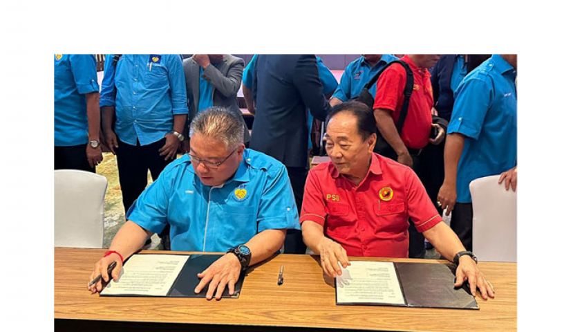 砂全民团结党主席黄顺舸(右)民进党主席张庆信于今年7月13日签署合作谅解备忘录。