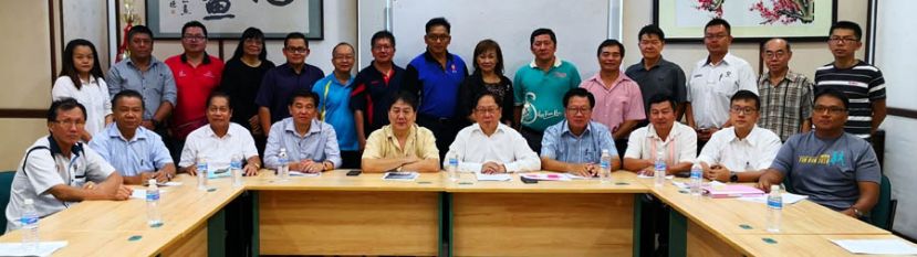 诗巫省董联会11月2日主办《华教行》活动，主席天猛公拿督刘利民及筹备会主席吴仁煌（前排右5及6）与联办单位代表合影。