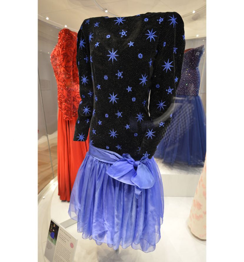 黛妃1985年首次穿著这件礼服公开亮相。