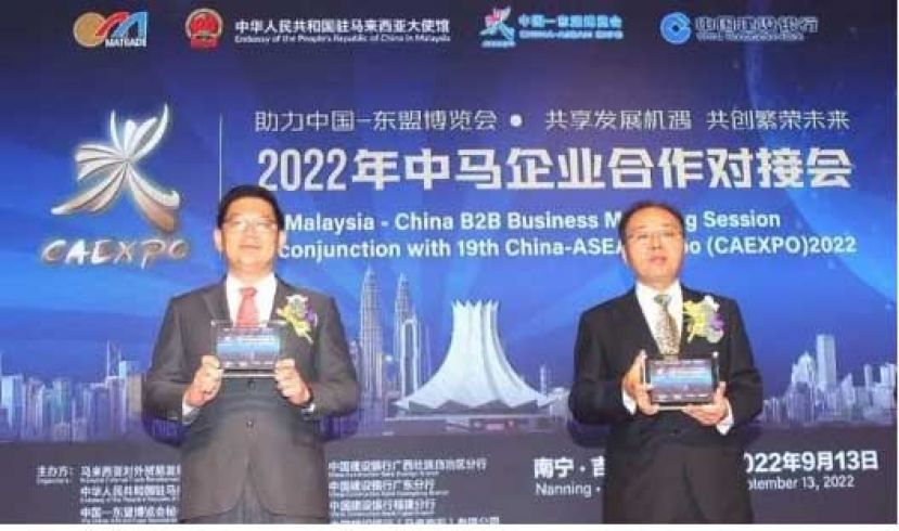 ●右为中国驻马大使欧阳玉靖和拿督林万锋。