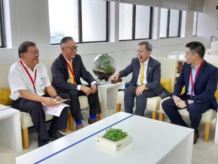 砂副总理拿督阿玛沈桂贤（右2起）同济兴善社社长陈瑞兴、中医医药顾问陈中兴及庆典筹委主席方圣乔（右）交流时谈笑风生。