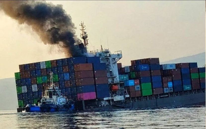 悬挂新加坡国旗的小型货柜船GFS Pride号13日航经荷莫兹海峡的时候遭攻击后起火冒烟。