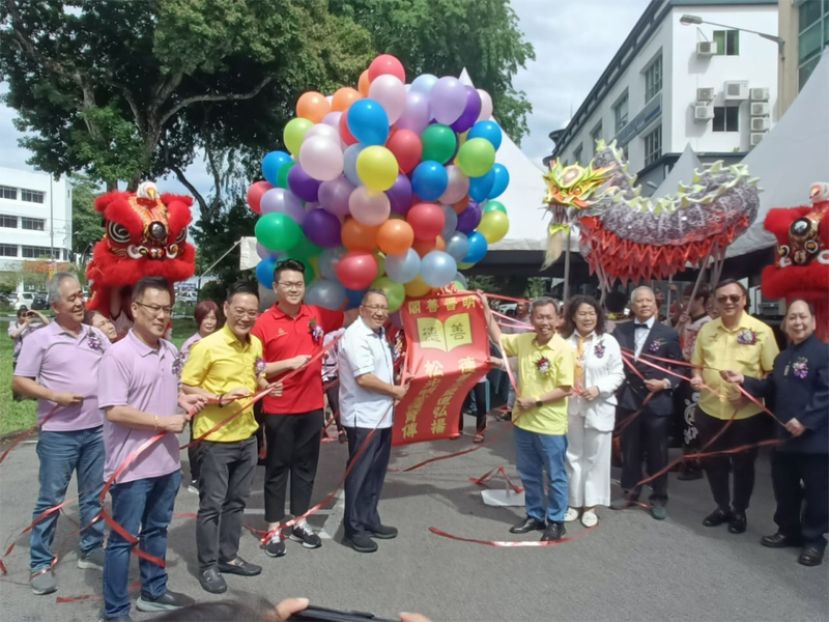 左起为甲必丹符致宝、明晋善阁法律顾问符祥威、古晋区国会议员俞利文的代表蓝立康、古晋南市市长拿督黄鸿圣、沈桂贤、符碧玲、郑松山、峇都吉当区议员拿督罗克强及徐永光共同主持彩球升空仪式。