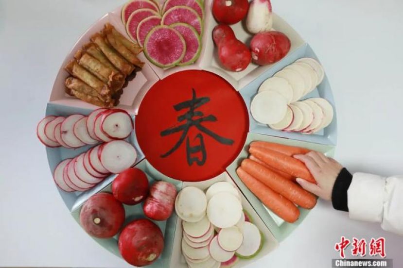 民众制作立春&ldquo;咬春&ldquo;拼盘。