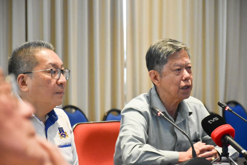 古晋中华总商会会长陈日枝（右）。