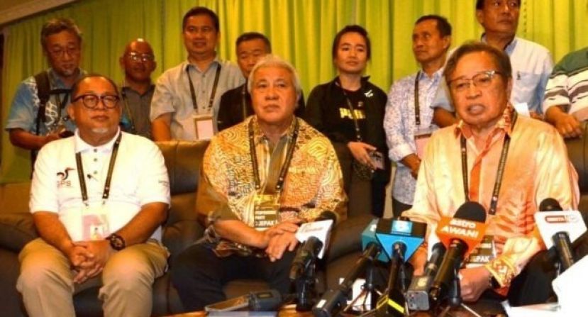 砂总理兼砂盟主席拿督巴丁宜阿邦佐哈里（右）在日拔补选大胜后举行新闻发布会发表谈话时摄。中为砂盟日拔区补选选举行动主任的砂副总理拿督阿玛阿旺登雅及左为日拔区立法议员的依斯干达。