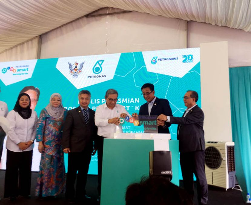 砂青年与体育部长拿督阿都卡林（右2）支持推展礼时摄。