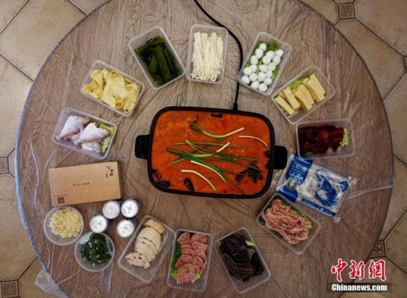重庆市民通过手机下单取回家的火锅外卖。