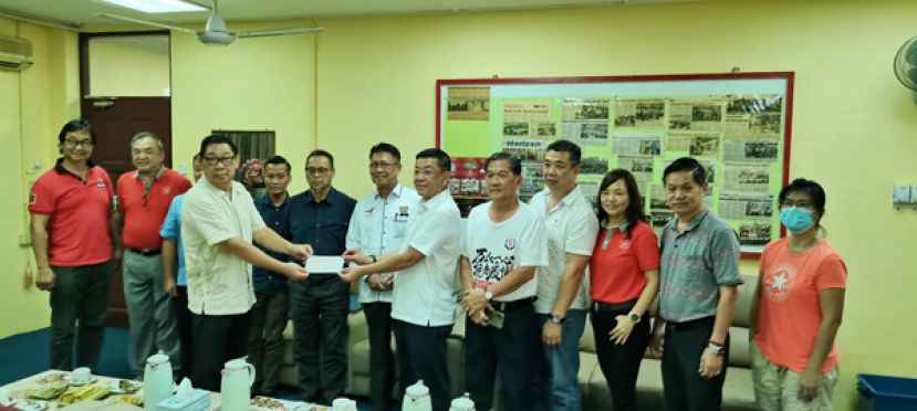 华总会长拿督黄良杰(右六)在砂拉越公共企业与通讯部长拿督朱莱希(右七)丶三马拉汉省长及县长等人见证下，移交华总内部筹得3万4600令吉的赈灾义款予当地社区领袖兼晋汉连省华总副会长本固鲁刘金升(左三)。