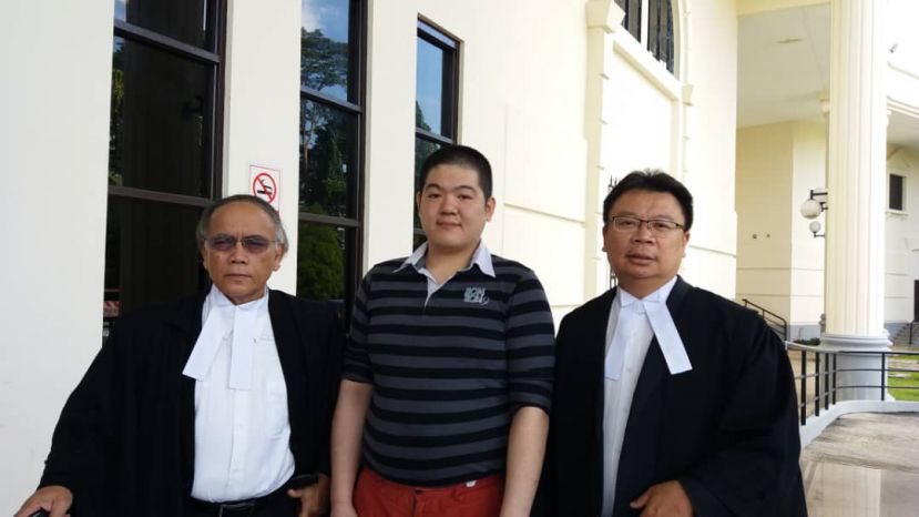 中为刘尚和(译音),在获得无罪释放后和辩护律师陈文达(右)以及奥斯曼合影。