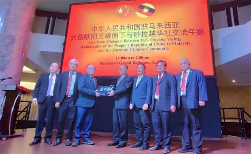 礼尚往来！中华人民共和国驻马来西亚大使欧阳玉靖（右四）回赠纪念品予砂拉越福州社团联合总会总会长甲必丹拿督刘思乐（左三）时影。左起为砂拉越福州社团联合总会副会长林唐锦和砂拉越福州社团联合总会副会长刘锦虎。右起为砂拉越福州社团联合总会副会长拿督许道雄、砂拉越福州社团联合总会署理主席刘恭福以及砂拉越福州社团联合总会副会长李悦兴。