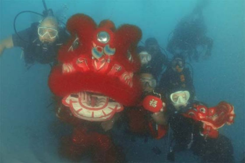 Poni Divers开创汶莱首次公海水下舞狮表演。